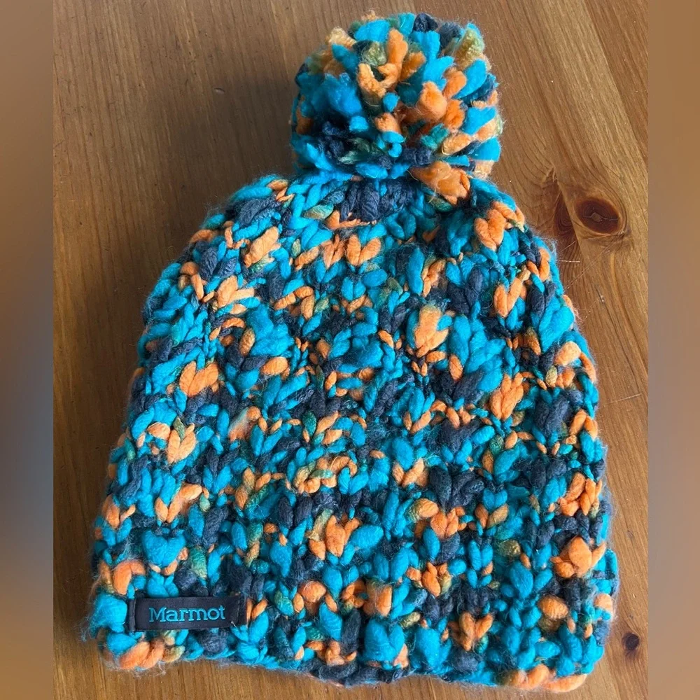 Women’s Marmot Winter Pom Hat, one size. - Picture 1 of 4
